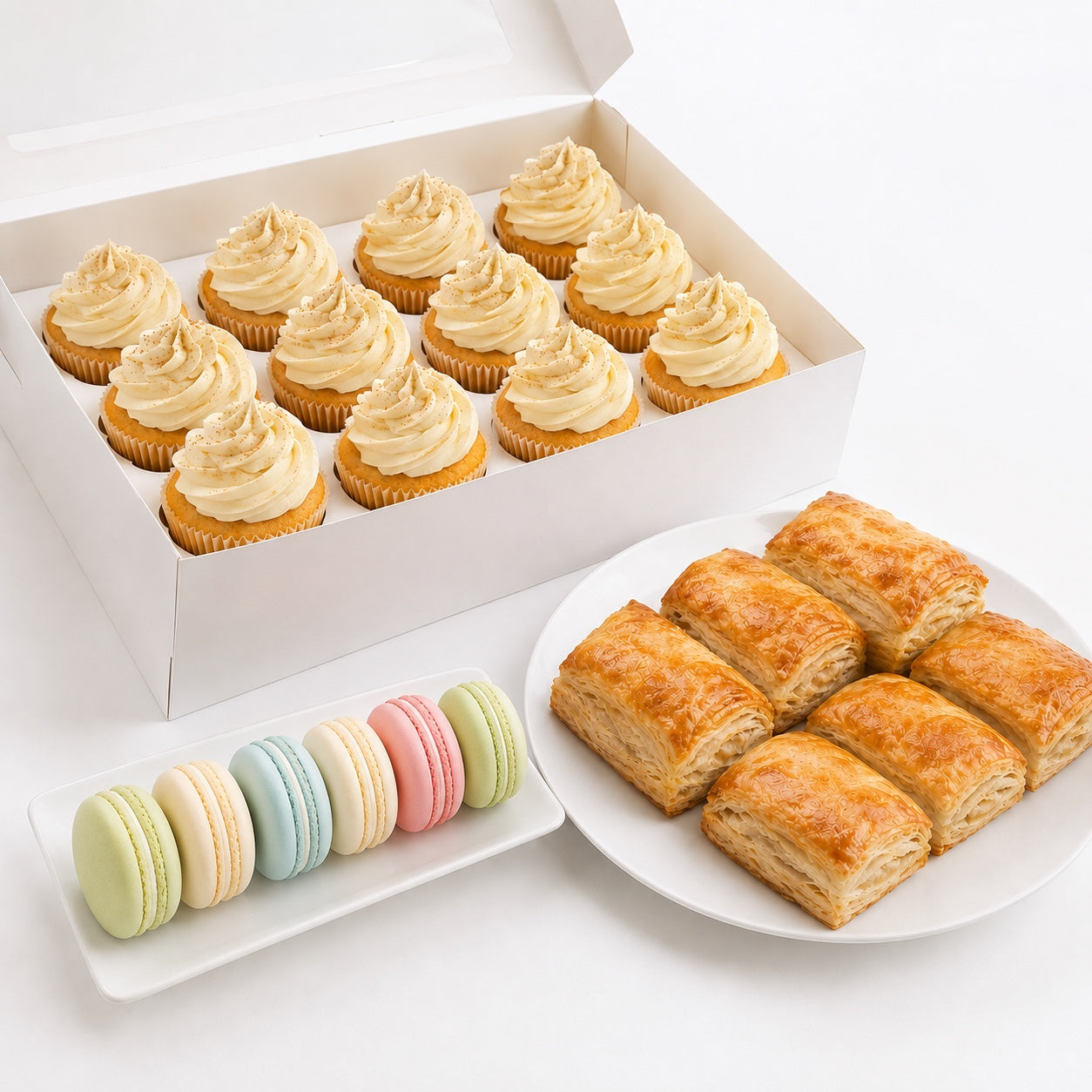 Mini Sweet Table Dcake : boîte de 12 cupcakes, macarons pastel et pâtés haïtiens