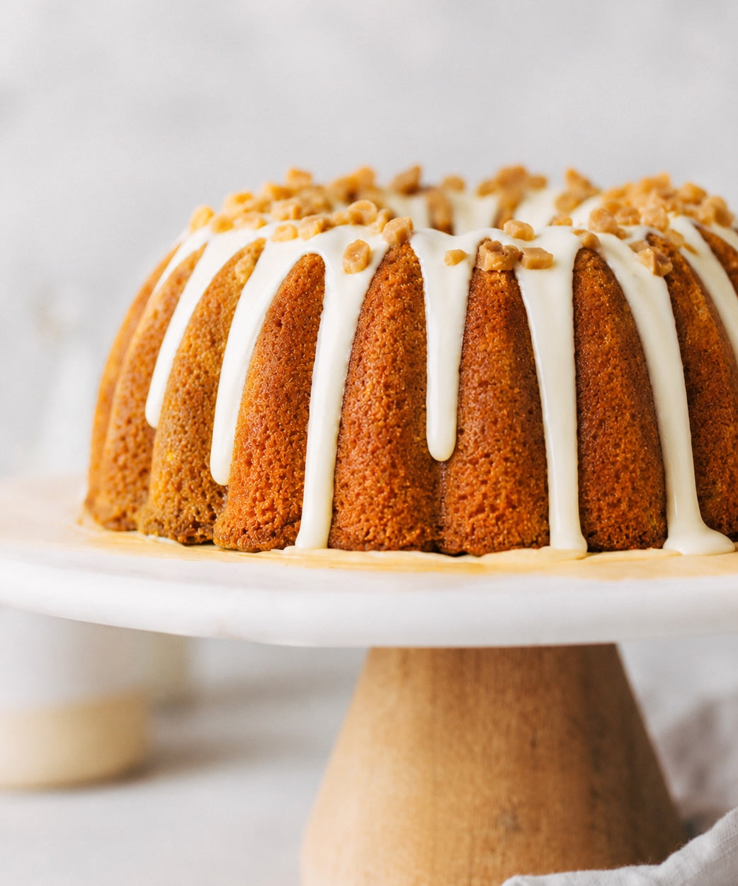 Rhum Cake Dcake, glaçage blanc et éclats de toffee